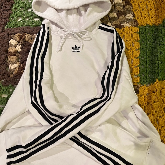 Worn once adidas crop sweater. - Picture 4 of 4